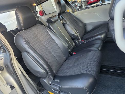 Used 2014 Toyota Sienna SE FWD image 24