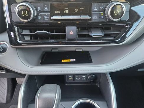 Certified 2024 Toyota Highlander XLE AWD/4WD image 17