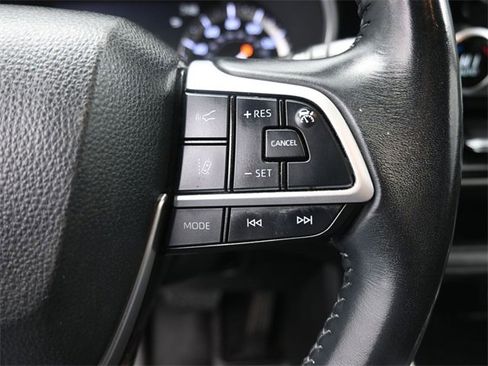 Used 2022 Toyota Highlander XLE image 2