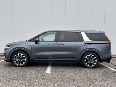 Used 2024 Kia Carnival EX image 2