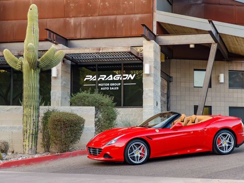 Used 2015 Ferrari California T RWD image 1