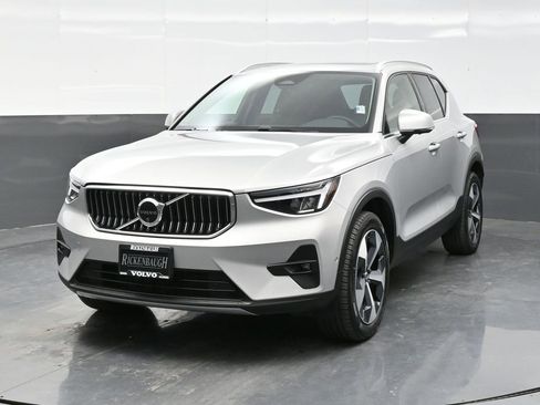 Used 2025 Volvo XC40 B5 Plus image 2