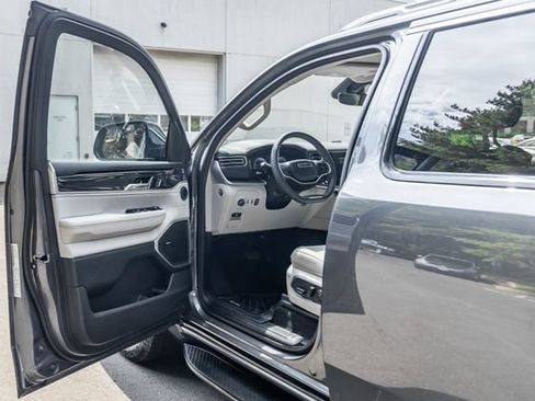 Used 2024 Jeep Wagoneer 4WD w/ Convenience Group I image 23