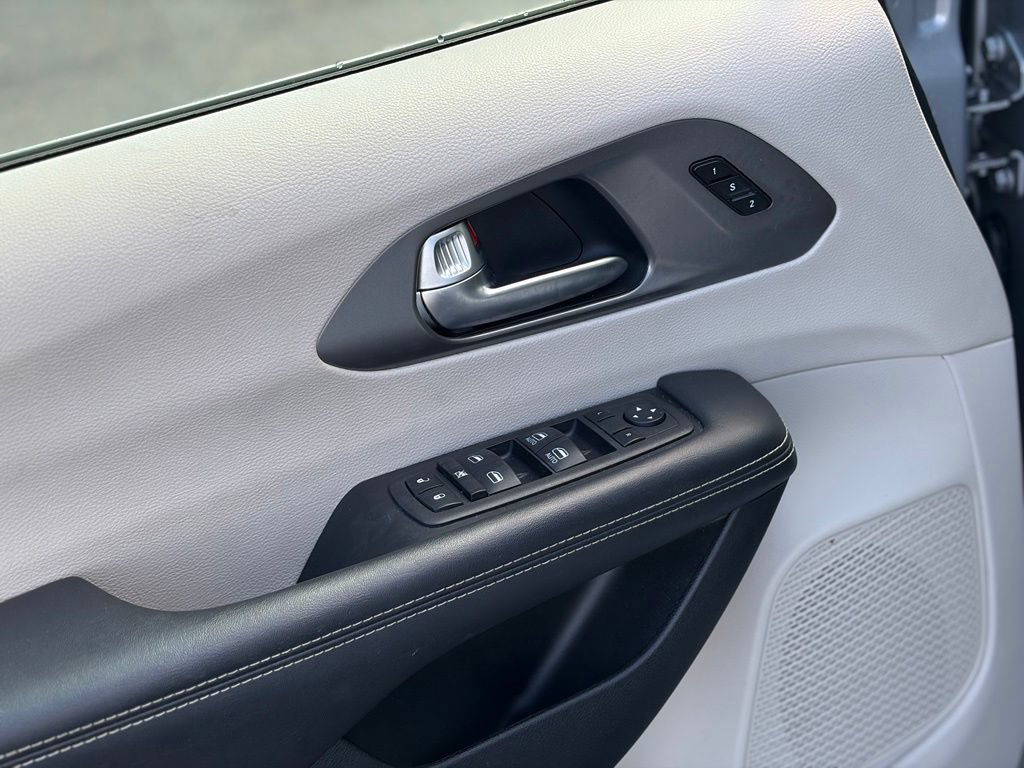 Certified 2023 Chrysler Pacifica Touring-L FWD image 20