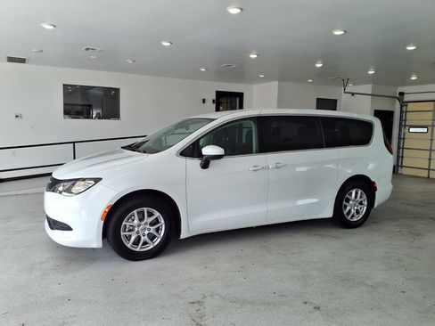 Used 2023 Chrysler Voyager LX FWD image 2