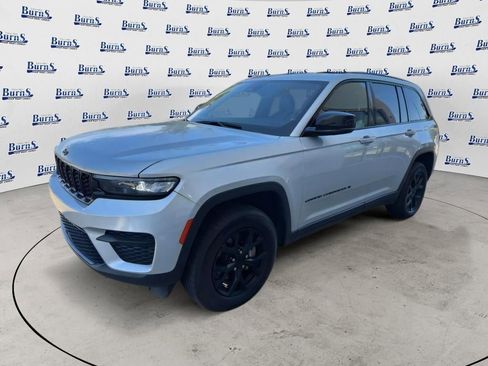 Used 2024 Jeep Grand Cherokee Altitude AWD/4WD image 3