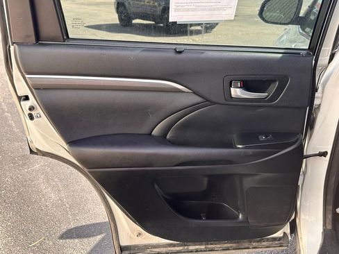 Used 2017 Toyota Highlander SE w/ Carpet Mat Package image 15
