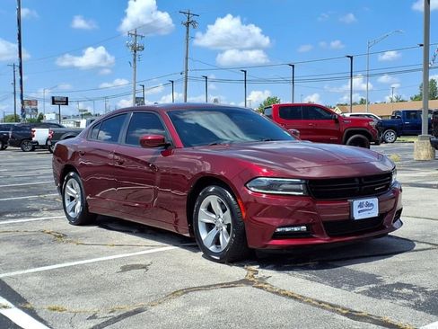 Used 2017 Dodge Charger SXT image 1