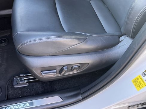 Certified 2023 Toyota Venza XLE AWD/4WD image 17
