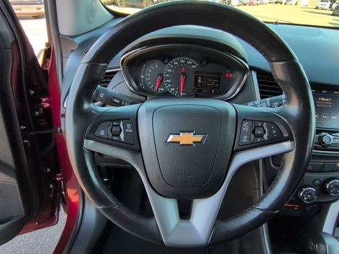 Used 2022 Chevrolet Trax LT w/ LT Convenience Package image 25