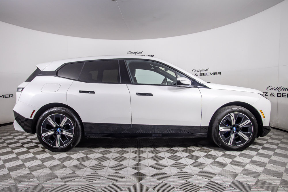 Used 2023 BMW iX xDrive50 w/ Sport Package AWD/4WD image 3