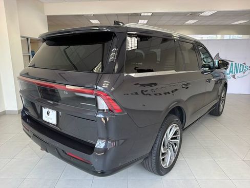 Used 2025 Lincoln Navigator Reserve AWD/4WD image 7