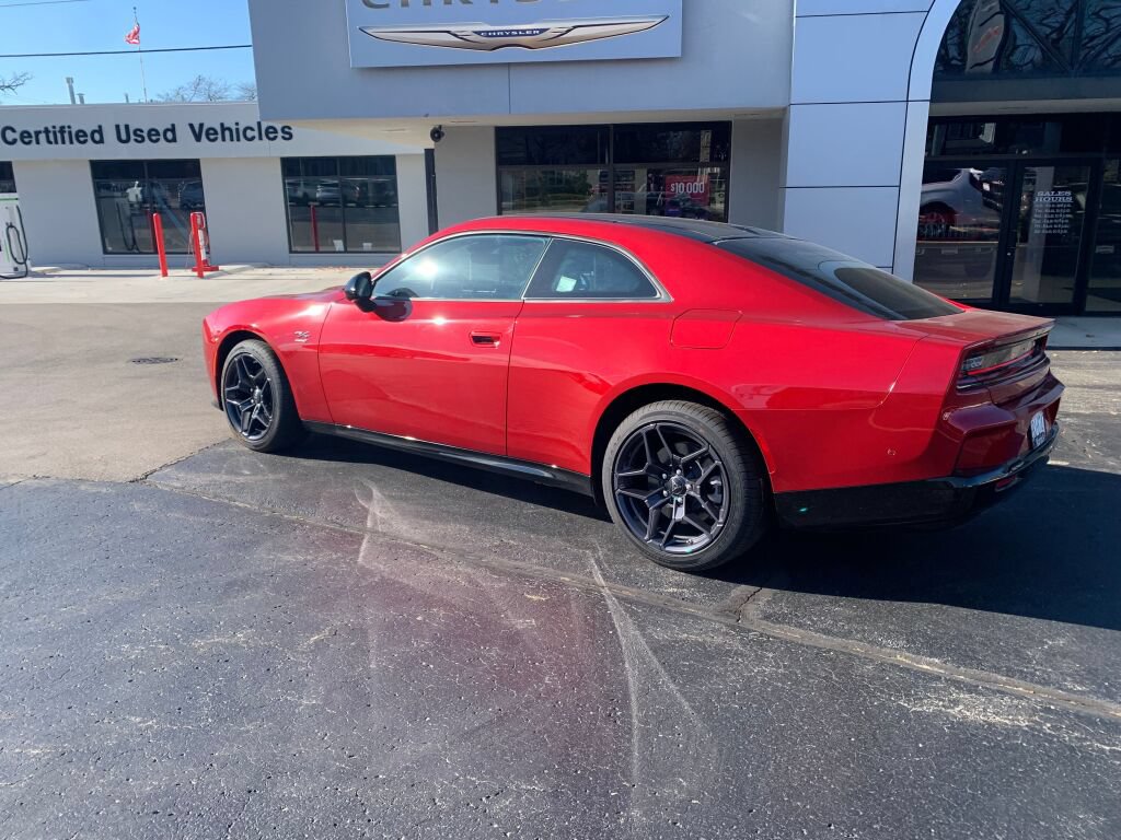 Used 2024 Dodge Charger Daytona R/T w/ Plus Group AWD/4WD image 7