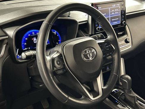 Used 2022 Toyota Corolla Cross XLE w/ Convenience Package image 15