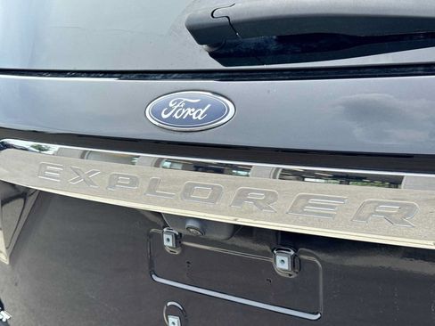 Used 2023 Ford Explorer XLT AWD/4WD image 12