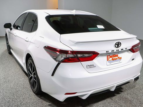 Used 2024 Toyota Camry SE image 9