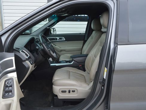 Used 2014 Ford Explorer XLT w/ Equipment Group 202A FWD image 10