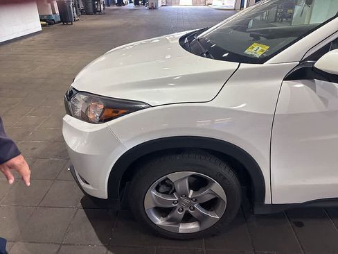 Used 2017 Honda HR-V LX image 2