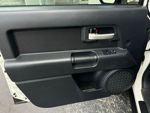 Used 2014 Toyota FJ Cruiser 4WD w/ Convenience Package image 9
