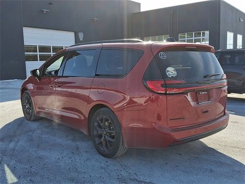 Used 2024 Chrysler Pacifica Touring-L w/ S Appearance Package image 5