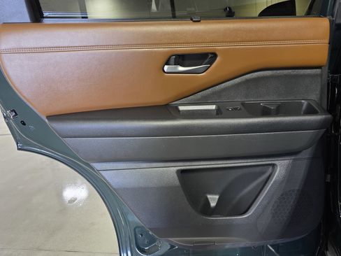 Used 2023 Nissan Pathfinder Platinum image 14