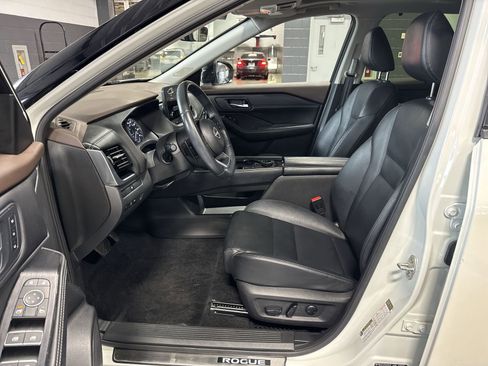 Used 2023 Nissan Rogue SL w/ SL Premium Package image 12