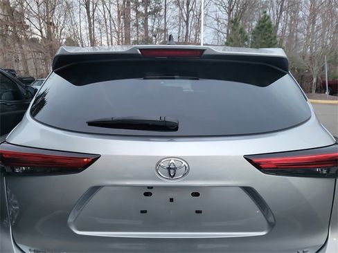 Used 2023 Toyota Highlander LE image 5