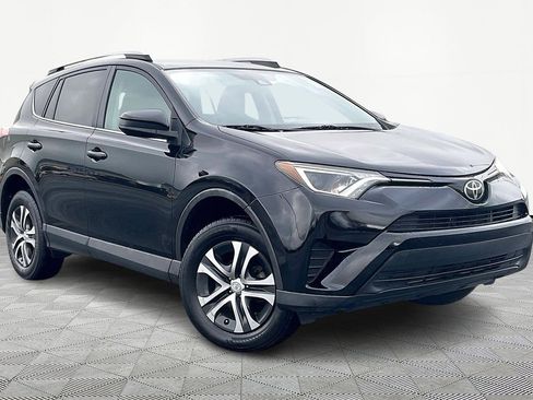 Used 2018 Toyota RAV4 LE image 1