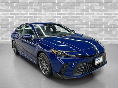 Used 2025 Toyota Camry SE image 7