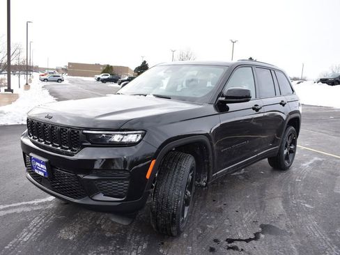 New 2025 Jeep Grand Cherokee Altitude image 10