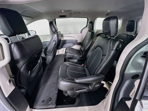Used 2024 Chrysler Pacifica Touring-L FWD image 29