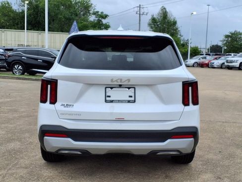 Used 2026 Kia Sorento LX FWD image 8