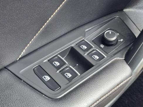 Used 2024 Volkswagen Tiguan SE w/ Panoramic Sunroof Package FWD image 23