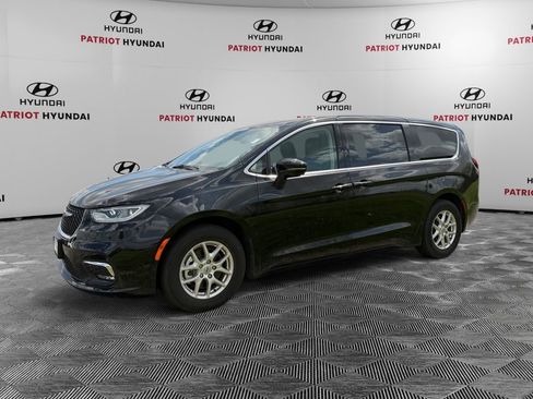 Used 2024 Chrysler Pacifica Touring-L FWD image 7