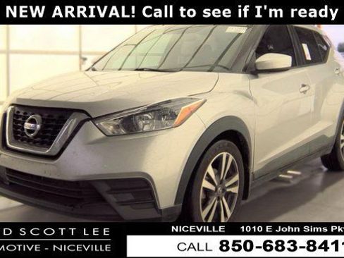 Used 2018 Nissan Kicks SV FWD image 1