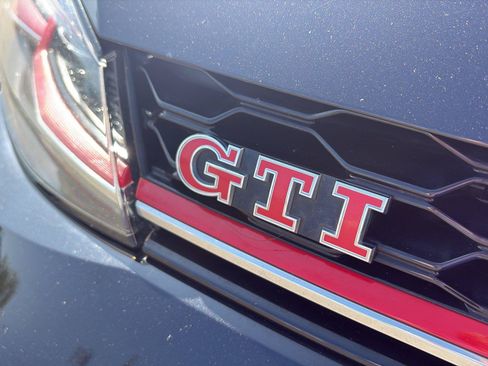 Used 2021 Volkswagen GTI SE FWD image 9