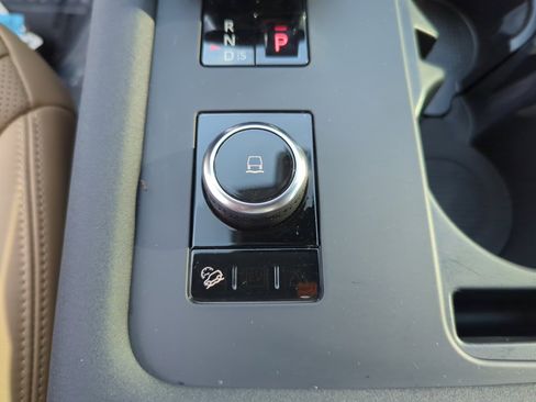 Certified 2024 Land Rover Discovery Dynamic SE image 23