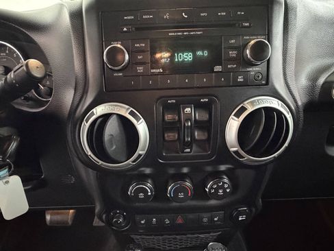 Used 2017 Jeep Wrangler Unlimited Sahara w/ Max Tow Package AWD/4WD image 13