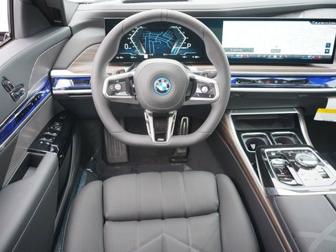 Used 2025 BMW i7 xDrive60 AWD/4WD image 16