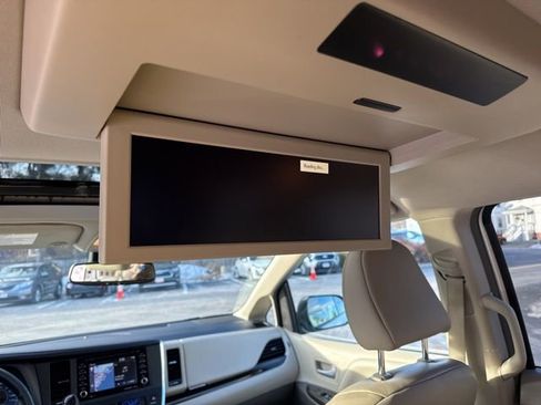 Used 2018 Toyota Sienna XLE Premium image 12