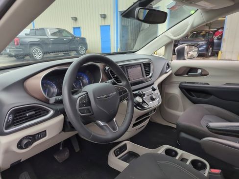 Used 2023 Chrysler Voyager LX image 8