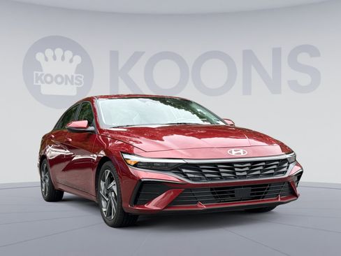 Certified 2025 Hyundai Elantra Limited FWD image 10