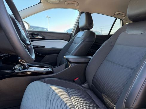 Used 2025 Chevrolet Trax LT image 24