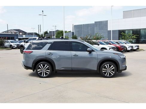 Used 2024 Nissan Pathfinder Platinum FWD image 6
