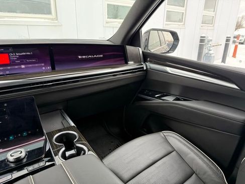 Certified 2025 Cadillac Escalade Premium Luxury AWD/4WD image 22
