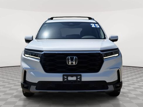 Used 2025 Honda Pilot Touring image 2