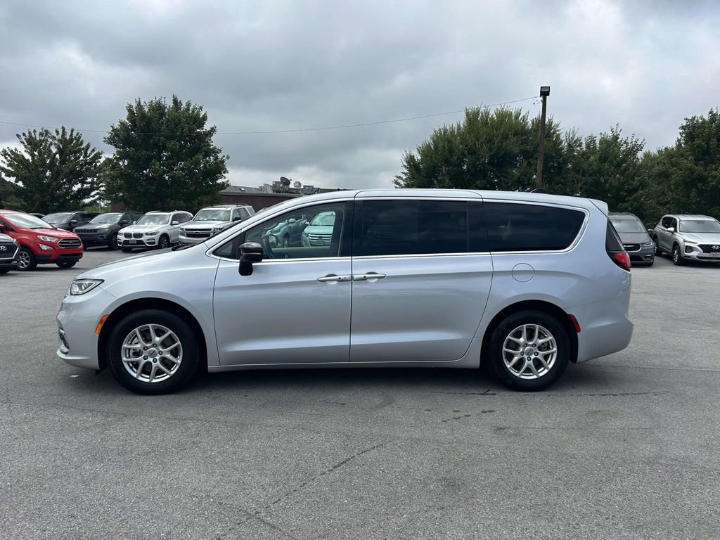 Used 2024 Chrysler Pacifica Touring-L FWD image 4