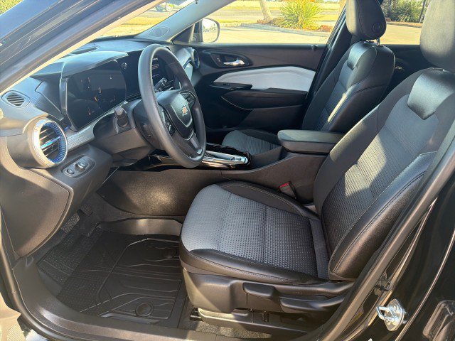 Used 2025 Chevrolet Trax LT FWD image 5