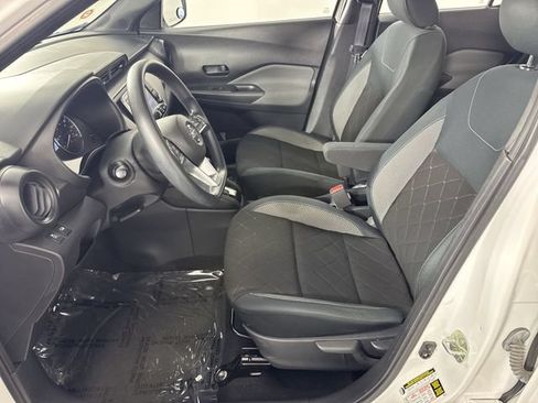 Used 2019 Nissan Kicks S FWD image 4