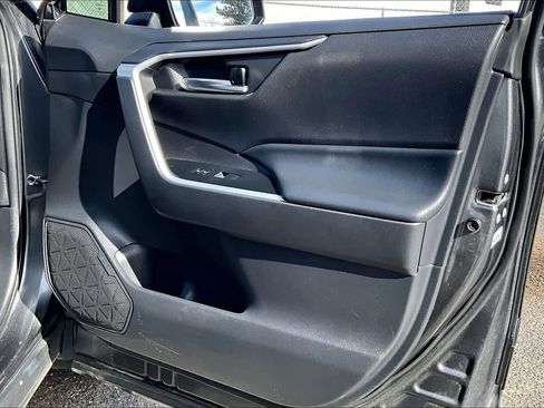 Used 2021 Toyota RAV4 XLE image 19
